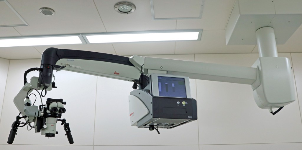 Leica 社（ドイツ）製天井懸架式手術用顕微