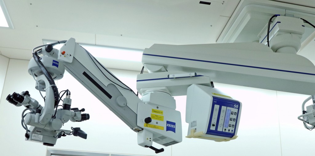 Carl Zeiss 社（ドイツ）製　天井懸架式　手術用顕微鏡